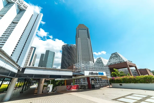 Jardín al aire libre en el centro comercial, Singapur en un día soleado caliente . — Foto de Stock