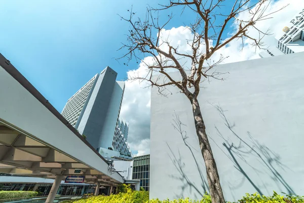 Asia / Singapur - Jardín al aire libre en el centro comercial, Singapur en un día soleado caliente . — Foto de Stock