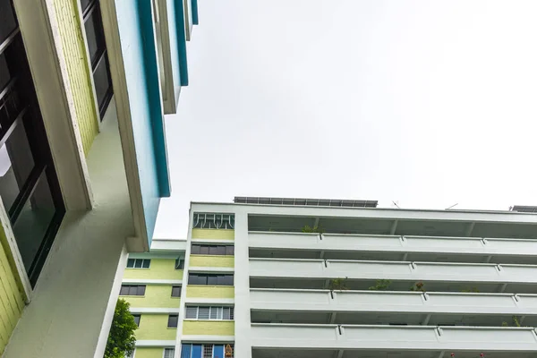 Botten upp utsikt, en molnig dag, över Public Housing Apartments i Singapore. Även känd som Hdb, dessa är statligt byggda vertikala bostäder lägenheter. — Stockfoto