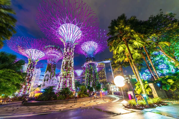 Asia / Singapur Atracción turística famosa. La mayor extravagancia navideña en Gardens By The Bay Esculturas ligeras . — Foto de Stock