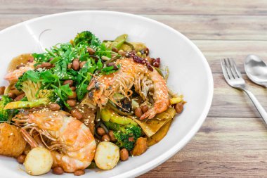 Mala Xiang Guo (mala stir-fry pot). Chongqing Sichuan Baharat Kokulu Esrar. Yağlı, baharatlı ve biberli Çin sosu. Biberli, biberli ve yağlı çeşitli baharatlardan oluşuyor..