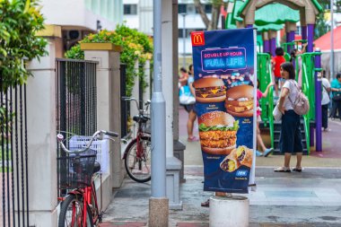 Asya / Singapur - McDonald 'ın dikey yiyecek ve içecek reklamları afişi