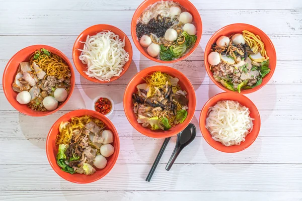 Datar berbaring di atas pandangan dari berbagai macam makanan jalanan Singapura. Mie kering dan sup . — Stok Foto