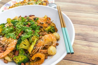 Mala Xiang Guo (kızartma kabı). Çin, Chongqing Sichuan Baharat Kokulu Esrar. Yağlı, baharatlı ve biberli Çin sosu. Biberli, biberli ve yağlı çeşitli baharatlardan oluşuyor..