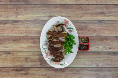 Dilimlenmiş domuz paçası, Çin usulü Asya yemeği..