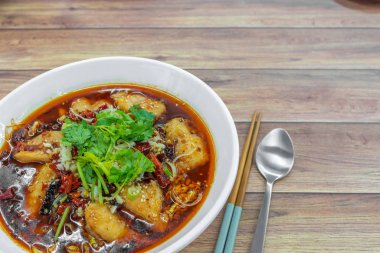 Sichuan baharatlı haşlanmış balık haşlanmış sıcak sıcak kırmızı baharatlı acı biberli ve biberli. Asya Çin Chongqing Chengdu otantik gıdalar.