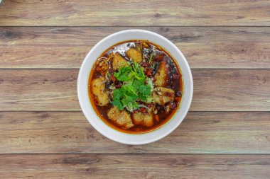 Sichuan baharatlı haşlanmış balık haşlanmış sıcak sıcak kırmızı baharatlı acı biberli ve biberli. Asya Çin Chongqing Chengdu otantik gıdalar.