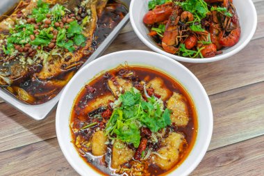 Baharatlı haşlanmış balık, mini ıstakoz, Chongqing ızgara balığı gibi geleneksel yemekler. Otantik Asya 'nın, Çin' in Sichuan yemeklerinin manzarası düzdü..