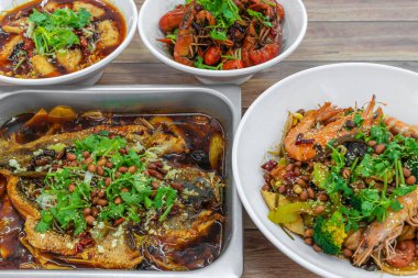 Kokulu Hotpot, baharatlı haşlanmış balık, mini ıstakoz, Chongqing ızgara balığı gibi geleneksel yemekler. Otantik Asya 'nın, Çin' in Sichuan yemeklerinin manzarası düzdü..