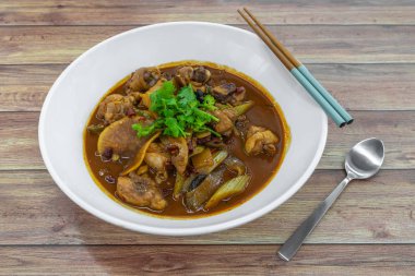 Kızarmış baharatlı tavuk, dilimlenmiş patates ve kurutulmuş biber. Otantik Çin yemeği. Çin sichuan yemeği..