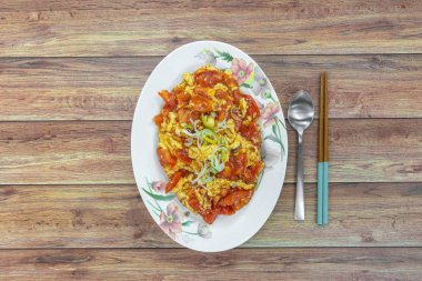 Çin usulü sahanda yumurta, domatesli, düz. Asya Çin 'i masada yemek pişirdi..