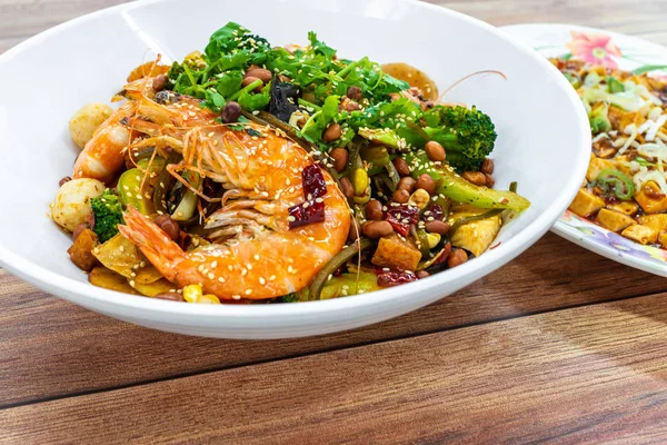 Mala Xiang Guo (kızartma kabı). Çin Chongqing Sichuan Baharat Kokulu Esrar. Yağlı, baharatlı ve biberli Çin sosu. Biberli, biberli ve yağlı çeşitli baharatlardan oluşuyor..
