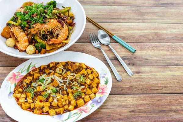 Mala Xiang Guo (olla salteada) y Mapo Toufu (cuajada de frijol), comida picante china Sichuan Chengdu Chongqing en la mesa con cuchara de tenedor y palillos . — Foto de Stock