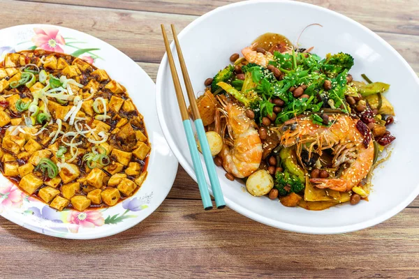 Mala Xiang Guo (olla salteada), y Mapo Toufu (cuajada de frijol), China Sichuan Chengdu Chongqing comida picante en la mesa . — Foto de Stock