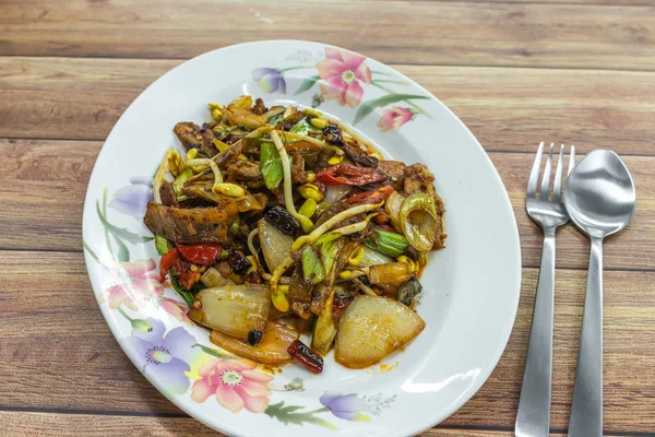 Remover-freír carne picante en rodajas con brotes de frijol, chiles secos y cebolletas. Auténtica comida china asiática . — Foto de Stock