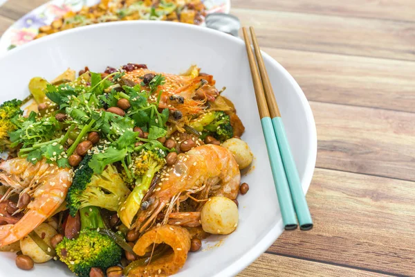 Mala Xiang Guo (kızartma kabı). Çin, Chongqing Sichuan Baharat Kokulu Esrar. Yağlı, baharatlı ve biberli Çin sosu. Biberli, biberli ve yağlı çeşitli baharatlardan oluşuyor..