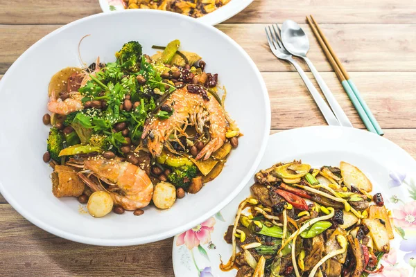 콩나물, 말린 칠리, 스프링 양파와 함께 튀긴 튀긴 매운 매운 소고기. 진품 중국 음식 식탁 위에 놓인 중국 음식. — 스톡 사진
