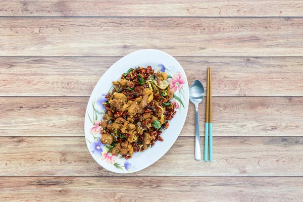 Otantik Sichuan Szechuan kızarmış tavuğu ve baharatlı kırmızı acı biber ve biber. Asya Çin Çin mutfağı. Chengdu Chongqing Aşçılık.