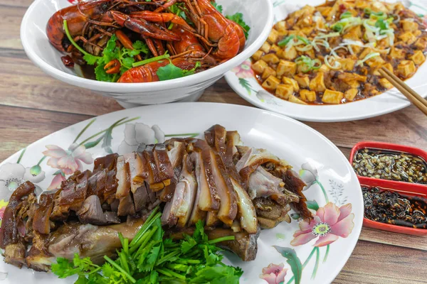 Trotters de cerdo en rodajas estofadas, con mapo doufu y fragantes mini langostas picantes en el fondo. Asia comida china en la mesa . — Foto de Stock