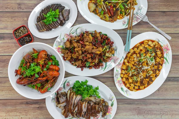 Piso establecer vista de arriba hacia abajo de la mesa de comida auténtica de China Sichuan Hunan. Surtido de platos tradicionales como Hotpot fragante, pollo frito crujiente, mini langostas, cuajada de frijol picante mapo doufu . — Foto de Stock