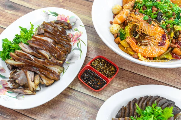 잘 게썬 돼지고기 트롤, 매운 냄비, 얇게 썬 쇠고기. 아시아인의 중국 음식 식탁. — 스톡 사진