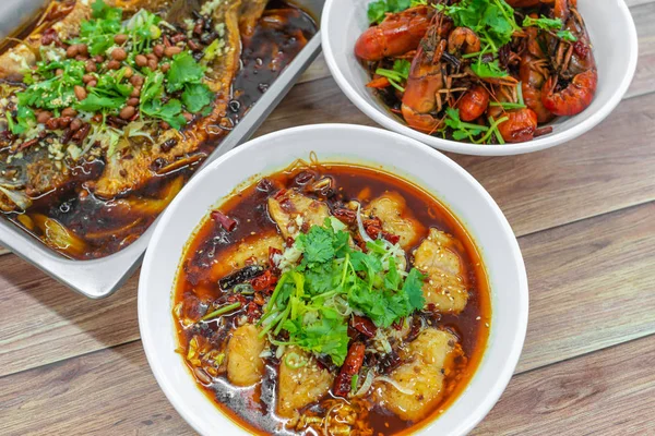 Baharatlı haşlanmış balık, mini ıstakoz, Chongqing ızgara balığı gibi geleneksel yemekler. Otantik Asya 'nın, Çin' in Sichuan yemeklerinin manzarası düzdü..