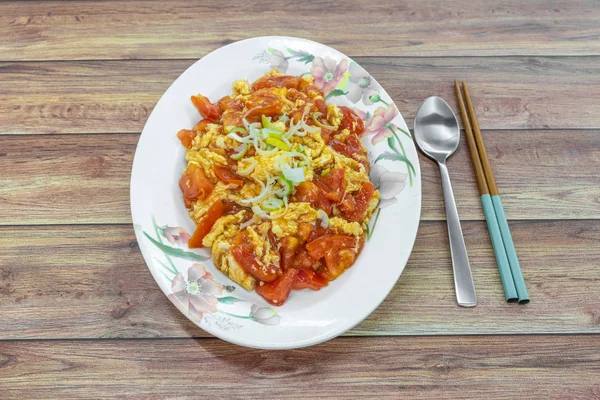 Gaya Cina aduk telur goreng dengan tomat. Cina Asia memasak makanan di atas meja . — Stok Foto