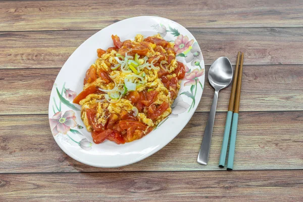 Κινέζικο στυλ ανακατέψτε τηγανητά αυγά με ντομάτες. Ασιατική Κίνα μαγειρεμένα τρόφιμα στο τραπέζι. — Φωτογραφία Αρχείου