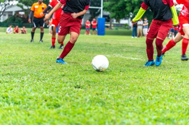 Hareket bulanık fotoğraf. Tanımlanamayan futbolcular stadyum sahasında top sürüyor..