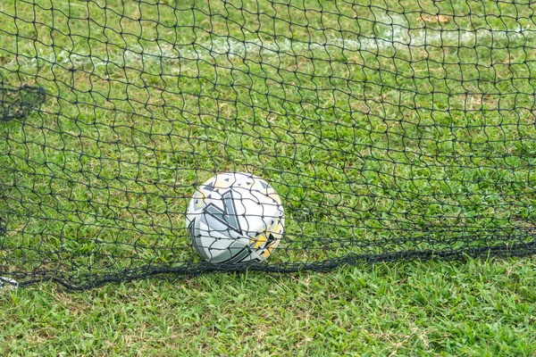 Asya / Singapur - 7 Aralık 2019: Gol direğinde bir ayak topu