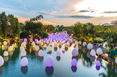 Singapur 'un ünlü turistleri. Sahil Işığı heykellerinin yanındaki Gardens 'taki en büyük Noel aşırılığı..