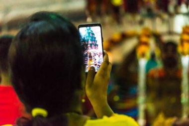 Asya / Singapur - 8 Şubat 2020: Tayland 'ın Tamil ayında Hindu Thaipusam festivali dolunay günü kutlanır. Bu, dindarların yeminlerini yerine getirmelerini kutladıkları bir Şükran Günü festivali..