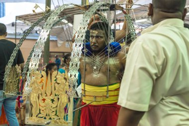 Asya / Singapur - 8 Şubat 2020: Kavadi 'yi taşıyan dindar Thaipusam festivali boyunca dua törenine hazırlanıyor. Hindu festivali Tanrı Muruga 'ya ibadet edecek..