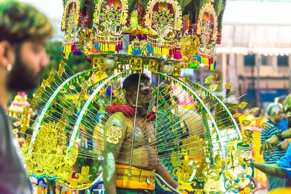 Азия / Сингапур - 8 февраля 2020 года: Преданный, несущий кавади, готовится к церемонии благословения молитв во время фестиваля Тайпусам. Индуистский праздник в честь Бога Муруги . — стоковое фото