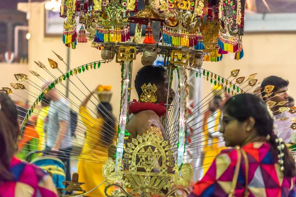 Asien / singapore - 8. Februar 2020: Anhänger, die Kavadi tragen, bereiten sich auf zeremonielle Segnungen während des thaipusam-Festes vor. Hindu-Fest zur Verehrung des Gottes muruga. — Stockfoto