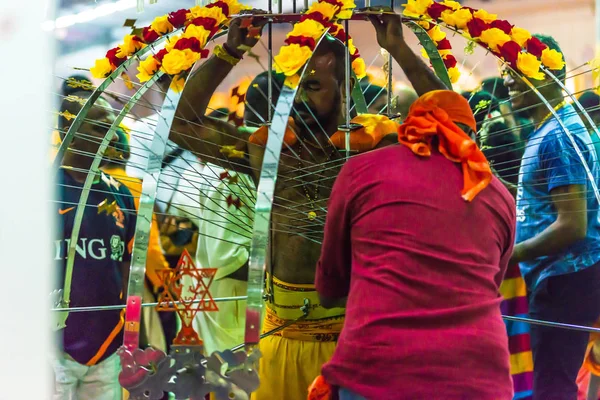 Asia / Singapur - Feb 8 2020: El festival hindú de Thaipusam se celebra el día de luna llena en el mes tamil de Tailandia. Es un festival de acción de gracias donde los devotos celebran el cumplimiento de los votos. — Foto de Stock