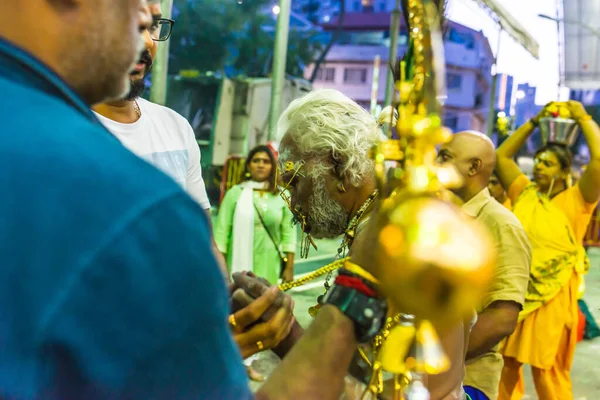 Asya / Singapur - 8 Şubat 2020: Tayland 'ın Tamil ayında Hindu Thaipusam festivali dolunay günü kutlanır. Bu, dindarların yeminlerini yerine getirmelerini kutladıkları bir Şükran Günü festivali.. — Stok fotoğraf