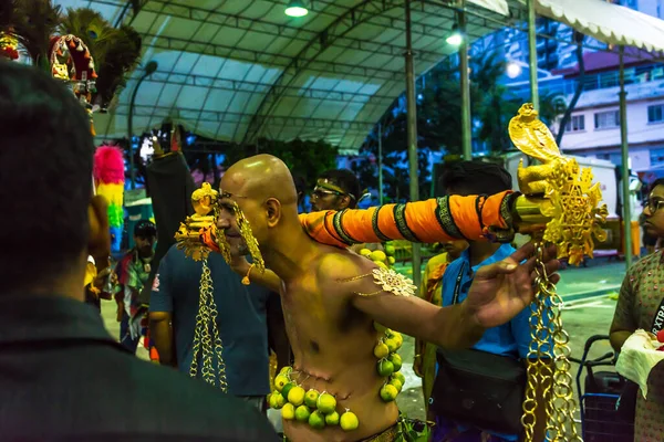 Asia / Singapur - Feb 8 2020: El festival hindú de Thaipusam se celebra el día de luna llena en el mes tamil de Tailandia. Es un festival de acción de gracias donde los devotos celebran el cumplimiento de los votos. — Foto de Stock