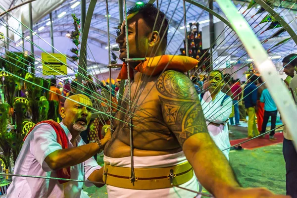 Asia / Singapur - Feb 8 2020: Devoto llevando kavadi preparándose para la ceremonia de oraciones bendiciones durante el festival Thaipusam. Festival hindú para adorar a Dios Muruga . — Foto de Stock