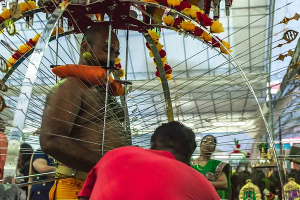 Asia / Singapur - Feb 8 2020: Devoto llevando kavadi preparándose para la ceremonia de oraciones bendiciones durante el festival Thaipusam. Festival hindú para adorar a Dios Muruga . — Foto de Stock