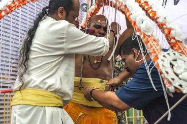 Asya / Singapur - 8 Şubat 2020: Kavadi 'yi taşıyan dindar Thaipusam festivali boyunca dua törenine hazırlanıyor. Hindu festivali Tanrı Muruga 'ya ibadet edecek..