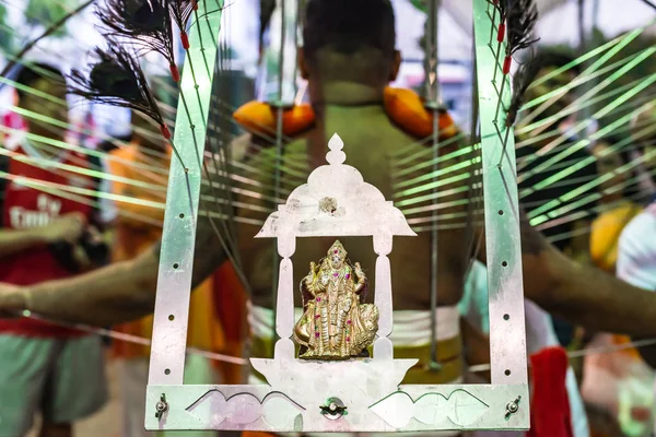 Asia / Singapur - Feb 8 2020: Devoto llevando kavadi preparándose para la ceremonia de oraciones bendiciones durante el festival Thaipusam. Festival hindú para adorar a Dios Muruga . — Foto de Stock
