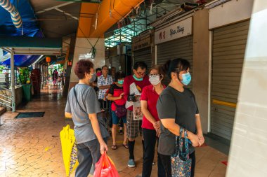 Asya / Singapur - Nisan 07.2020: Wuhan Covid-19 Corona virüsüyle savaşmak için Şebeke Şalteri 'nin ilk günü. İnsanlar yüz maskesi takmaya ve sosyal mesafeyi geliştirmeye teşvik edilir..