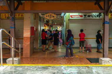 Asya / Singapur - Nisan 07.2020: Wuhan Covid-19 Corona virüsüyle savaşmak için Şebeke Şalteri 'nin ilk günü. İnsanlar yüz maskesi takmaya ve sosyal mesafeyi geliştirmeye teşvik edilir..