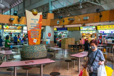 Asya / Singapur - Nisan 07.2020: Wuhan Covid-19 Corona virüsüyle savaşmak için Şebeke Şalteri 'nin ilk günü. İnsanlar yüz maskesi takmaya ve sosyal mesafeyi geliştirmeye teşvik edilir..