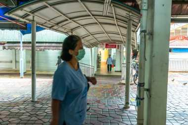 Asya / Singapur - Nisan 07.2020: Wuhan Covid-19 Corona virüsüyle savaşmak için Şebeke Şalteri 'nin ilk günü. İnsanlar yüz maskesi takmaya ve sosyal mesafeyi geliştirmeye teşvik edilir..