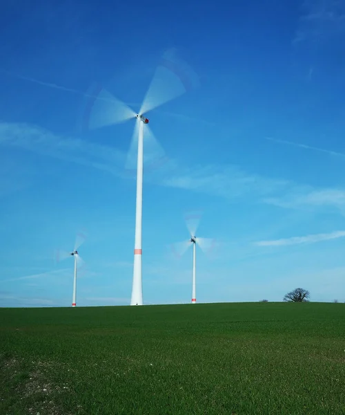 Drei Windraeder im Sonnenschein