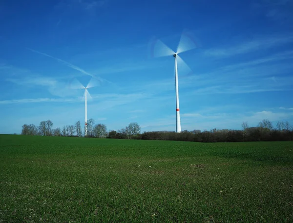 Zwei Windräder Sonnenschein — Stockfoto