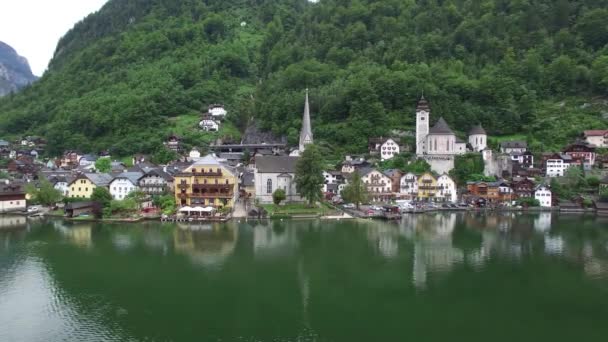 Prachtige Luchtfoto Drone Vlucht Oude Huis Spiegel Oppervlak Meer Strand — Stockvideo