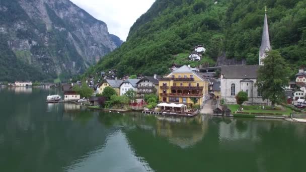 Malerischer Drohnenflug Über Uraltes Haus Spiegel Oberfläche See Strand Wilder — Stockvideo